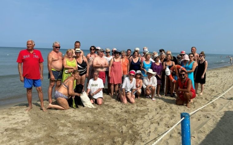 Foto di gruppo in spiaggia a Tirrenia