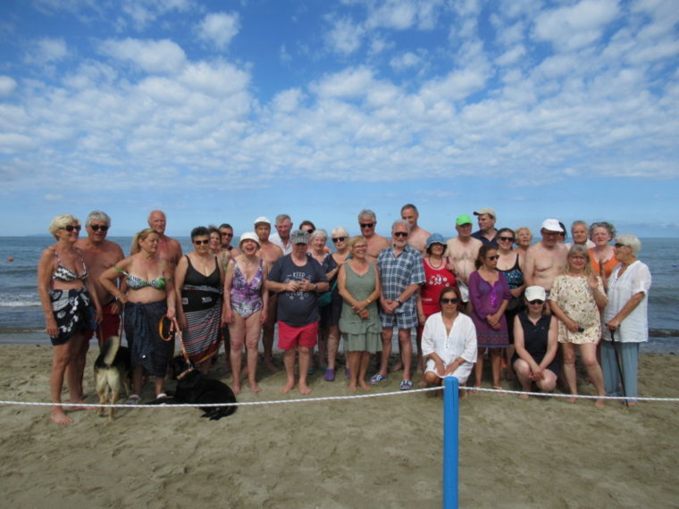 Foto di gruppo in spiaggia