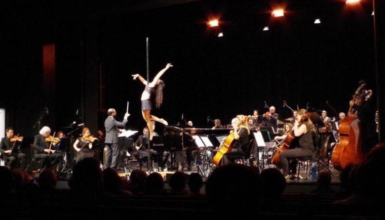 Monica Bancaro durante la sua esibizione di danza circondata dall'orchestra