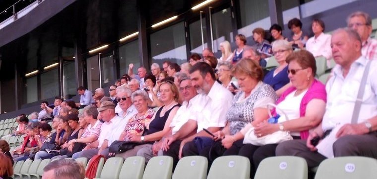 I partecipanti sulla tribuna I partecipanti sulla tribuna