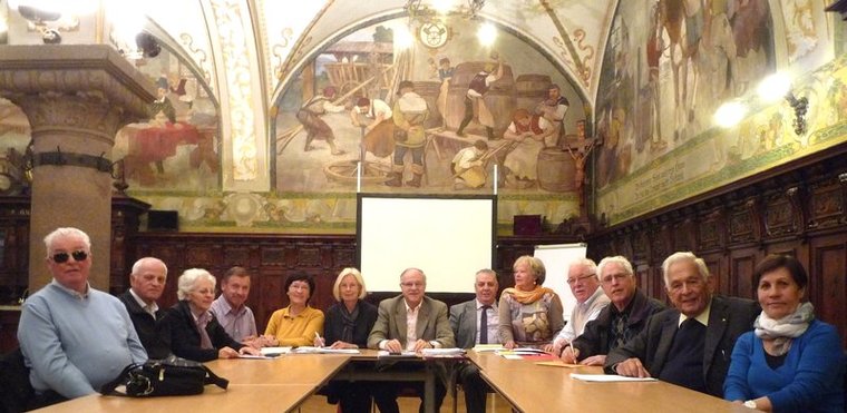 Assemblea dei soci del Südtiroler Seniorenbund, Josef Stockner a sinistra nell'immagine